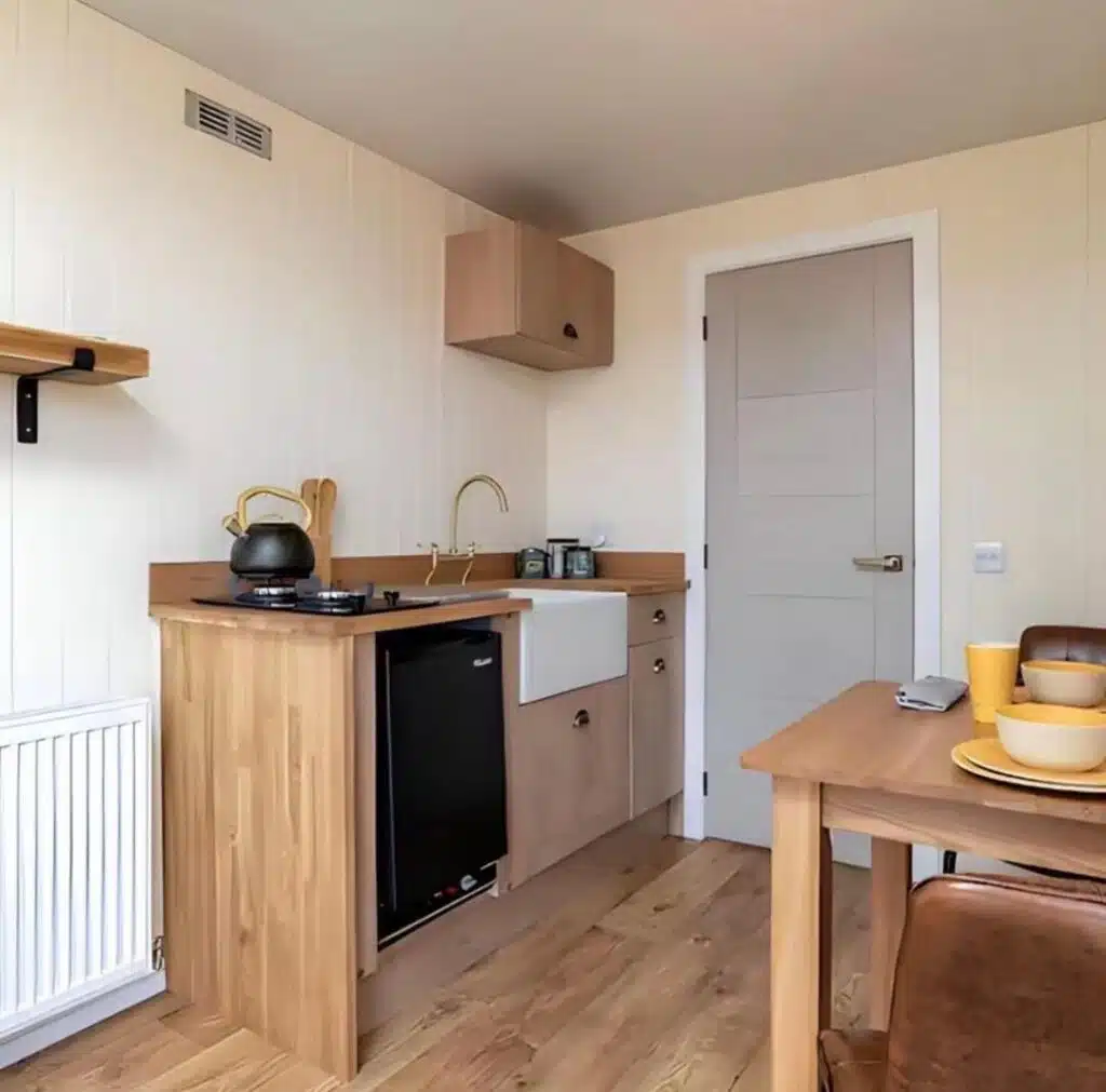Modern Single-Storey Container House with Spacious Deck, Fully Furnished Portable Tiny Home, Disaster-Resistant Prefab Family House - Image 4